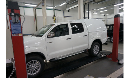 Пороги алюминиевые (Sapphire Silver) Toyota HiLux (2012-2015) на Toyota Hilux Vigo (2006-2015) 