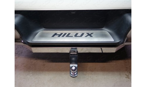 Накладка на задний бампер (лист шлифованный надпись HILUX) код TOYHILUX15-27 на Toyota Hilux Revo (2015-) 