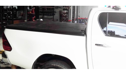 Крышка трехсекционная виниловая, TOY HILUX 2006-, RUGGEDLINER на Toyota Hilux Revo (2015-) 