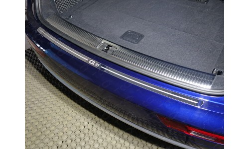 Накладка на задний бампер (лист зеркальный надпись Q5) на Audi Q5 (2017-)-(а/м без пневмоподвески) 