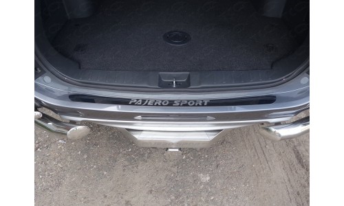 Накладка на задний бампер (лист зеркальный надпись Pajero Sport) код MITPASPOR16-07 на Mitsubishi Pajero Sport (2016-) 