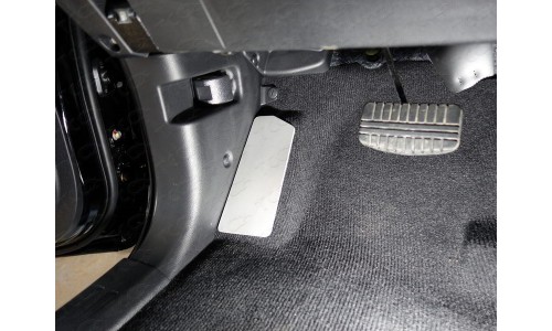 Накладка площадки левой ноги (лист алюминий) код MITPASPOR16-28 на Mitsubishi Pajero Sport (2016-) 