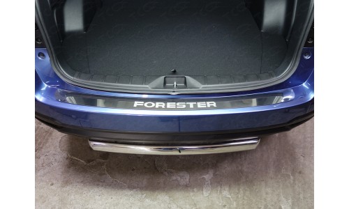 Накладка на задний бампер (лист зеркальный надпись Forester) код SUBFOR16-22 на Subaru Forester (2016-) 
