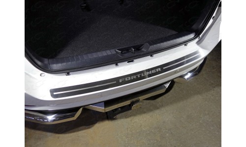 Накладка на задний бампер (лист шлифованный надпись Fortuner) код TOYFORT17-12 на Toyota Fortuner (2017-) 