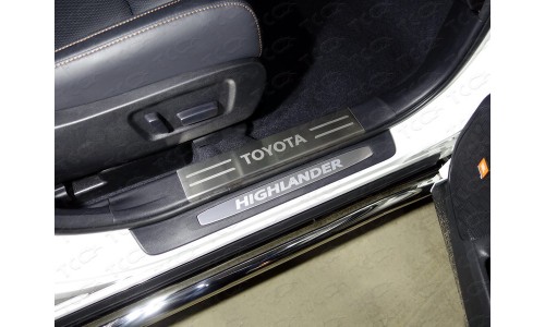 Накладки на пластиковые пороги (лист шлифованный надпись Toyota) 2шт код TOYHIGHL17-14 на Toyota Highlander (2017-) 