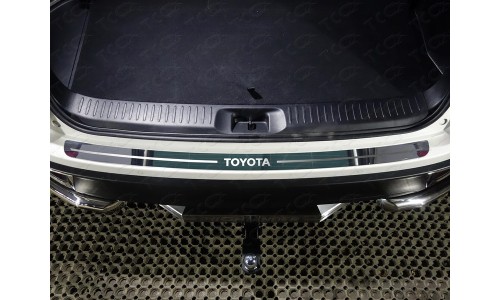 Накладка на задний бампер (лист зеркальный надпись Toyota) код TOYHIGHL17-21 на Toyota Highlander (2017-) 