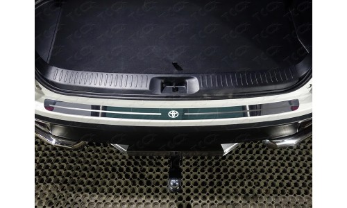 Накладка на задний бампер (лист зеркальный логотип Toyota) код TOYHIGHL17-23 на Toyota Highlander (2017-) 