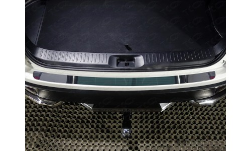 Накладка на задний бампер (лист зеркальный) код TOYHIGHL17-17 на Toyota Highlander (2017-) 