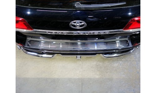 Накладка на задний бампер (лист зеркальный) код TOYLC200EXCAL17-17 на Toyota Land Cruiser 200 (Executive,Excalibur) (2016-) 
