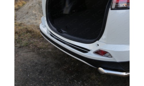 Накладка на задний бампер (лист зеркальный надпись RAV4) код TOYRAV15-08 на Toyota Rav4 (2015-) 