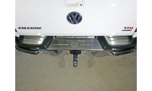 Накладки на задний бампер (лист шлифованный логотип Volkswagen) код VWAMAR17-54 на Volkswagen Amarok (2016-) 
