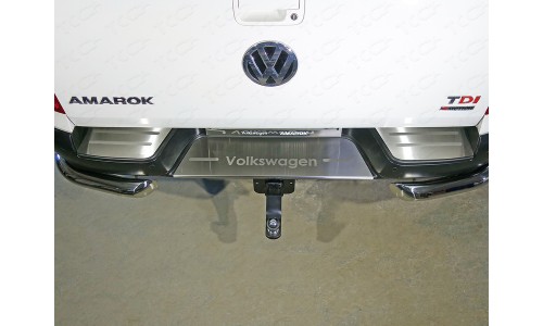 Накладки на задний бампер (лист шлифованный надпись Volkswagen) код VWAMAR17-52 на Volkswagen Amarok (2016-) 