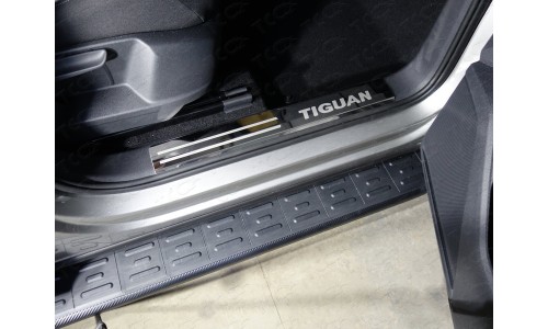 Накладки на пластиковые пороги (лист зеркальный надписьTiguan) 2шт код VWTIG17-26 на Volkswagen Tiguan (2017-) 