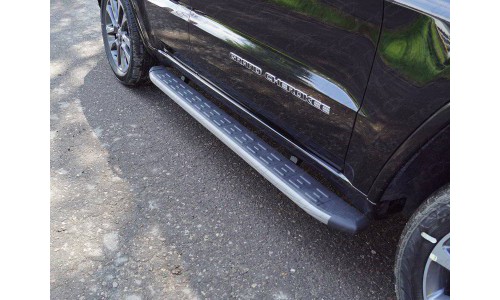 Пороги алюминиевые с пластиковой накладкой (карбон серые) 1820 мм код GRCHER17-23GR на Jeep Grand Cherokee (2017-) 